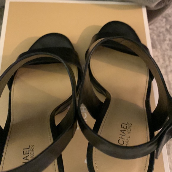 Michael Korea Claudia black leather sandal size 7 - Picture 6 of 8